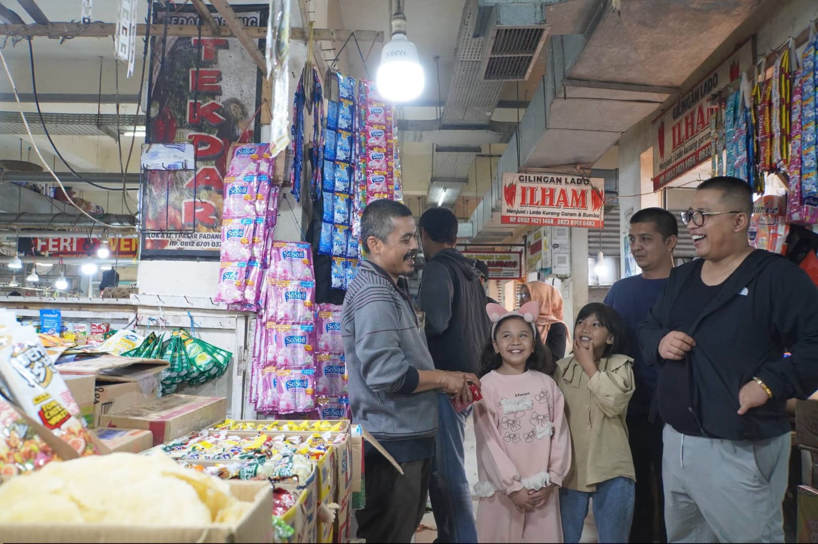 Wako Hendri saat dialog dengan salah seorang pedagang ketika lakukan monitoring ke pasar pusat .